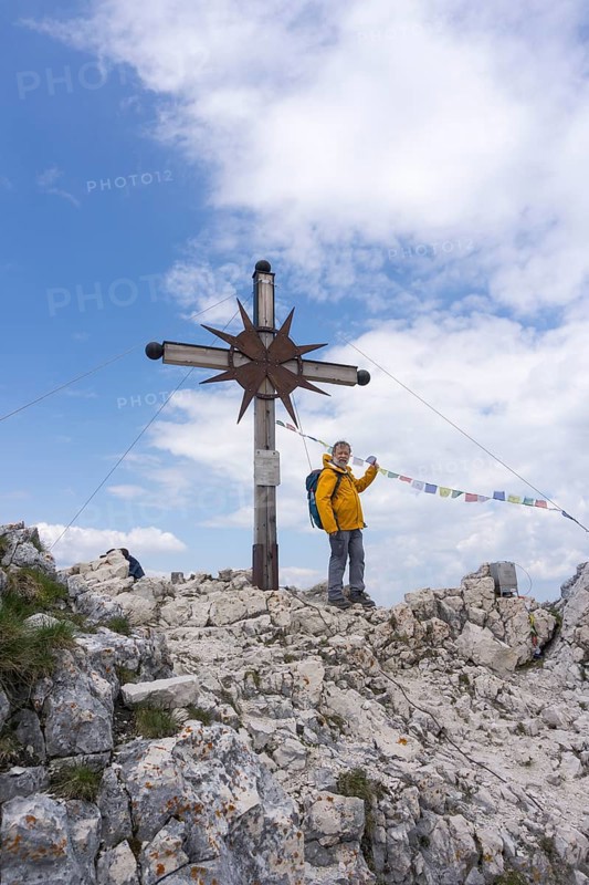Hikers at the summit cross of the Guffertspitze