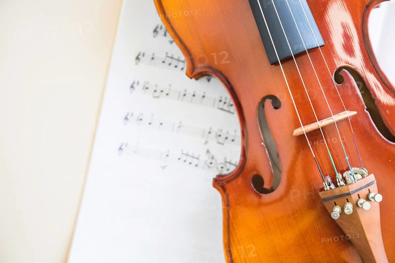Classical wooden violin string musical note