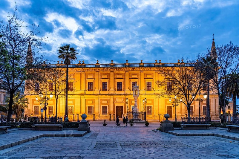 The Plaza del Triunfo square with the Archivo de Indias at dusk