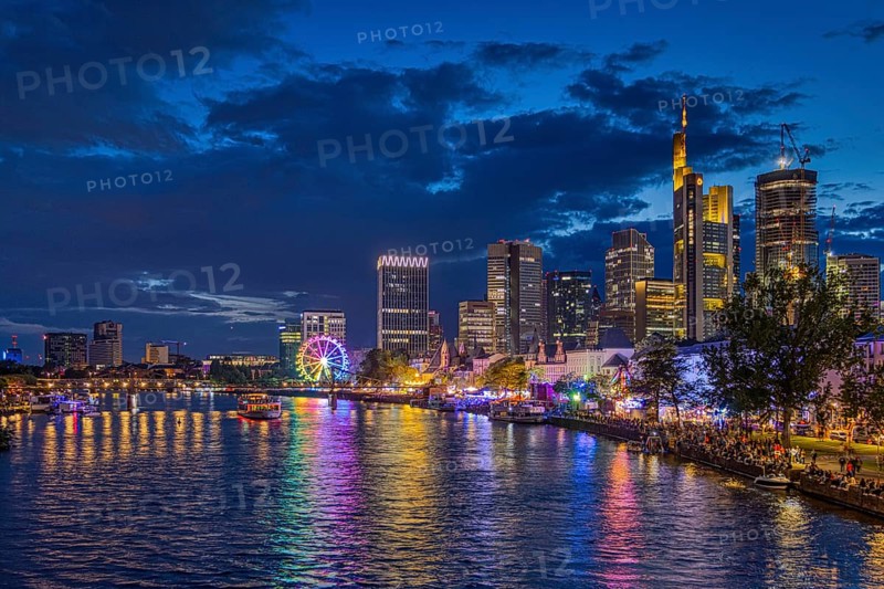 Numerous spectators wait on the banks of the Main for the fireworks to begin at the end of the MainfeSt