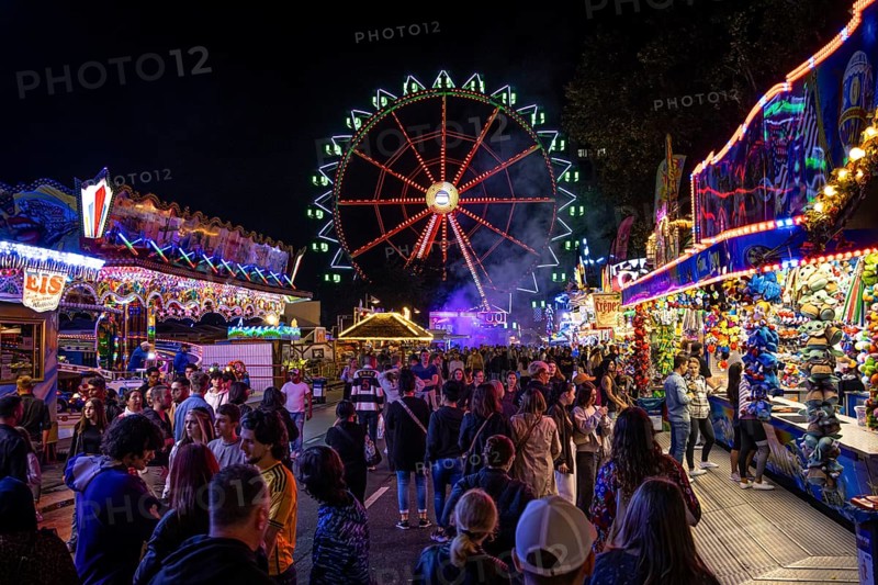 The colourful lights of the Mainfest shine in the evening. The Mainfest on the Mainkai