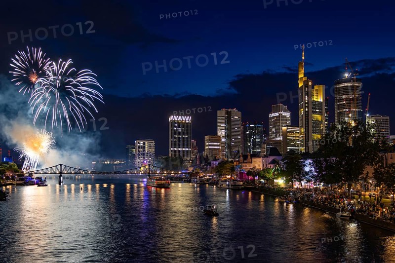 Numerous spectators watch the fireworks from the banks of the Main to mark the end of the MainfeSt