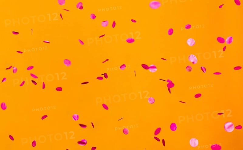 Arrangement party red confetti orange wall