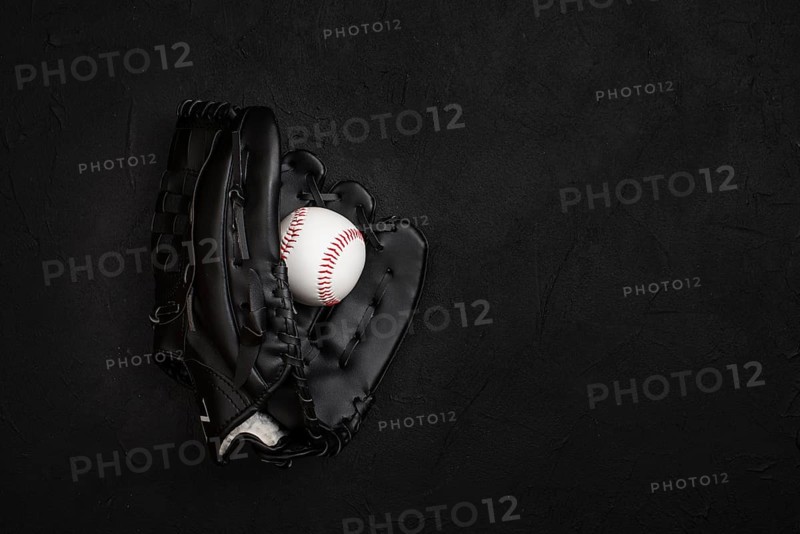 Flat lay glove with ball inside