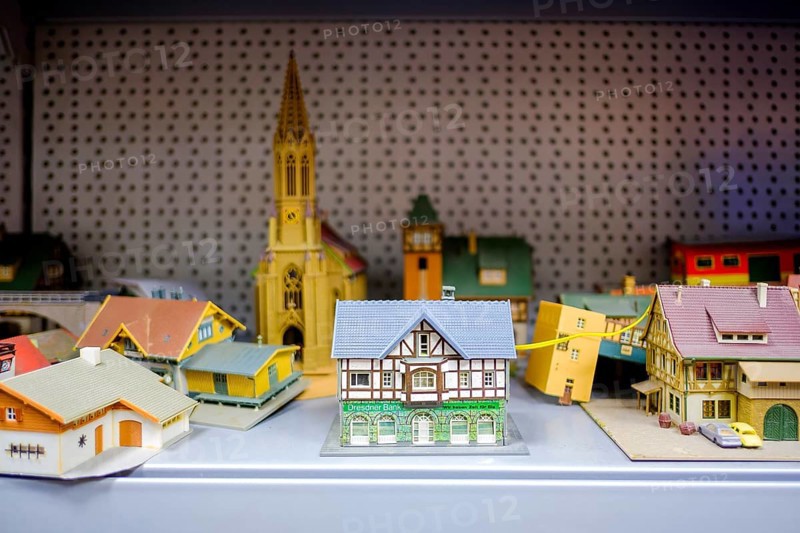 Used houses for H0 model railways in a shop