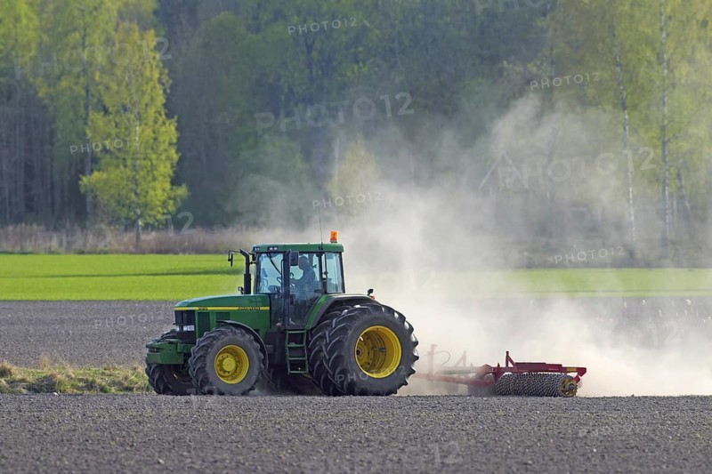 Tractor pulling cultipacker
