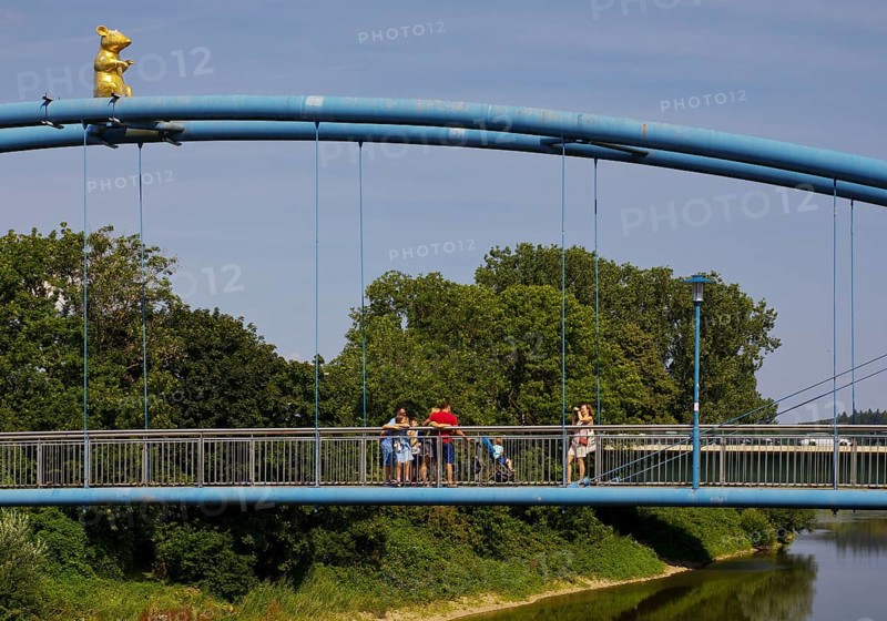 Golden Rat as a reminder of the legend of the Pied Piper on the Werder Bridge over the River Weser