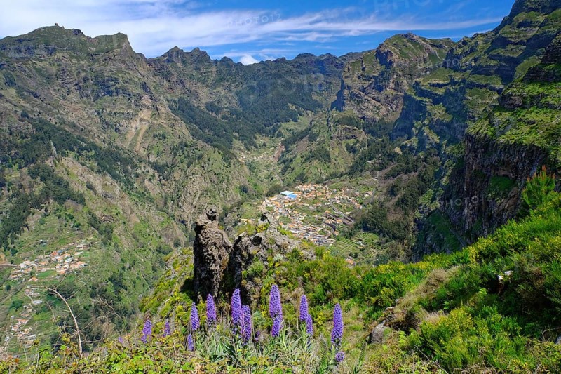 Blick auf Curral das Freiras mit Bergkette