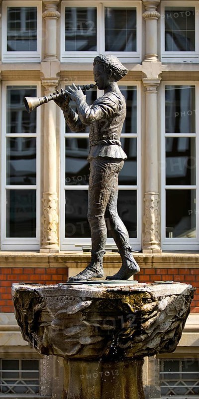 Pied Piper Fountain by Bruno Jakobus Hoffmann in Osterstrasse