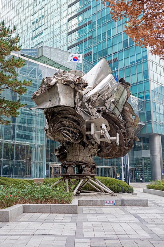 Steel sculpture Amabel by Frank Stella