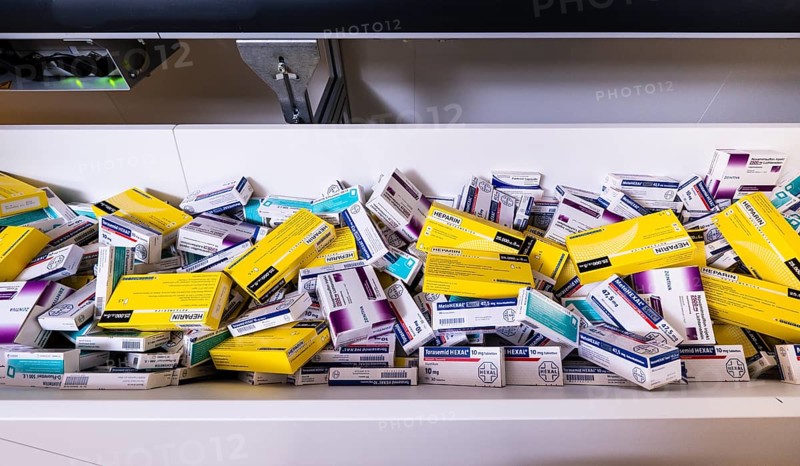 Sorting machine with medicines in a pharmacy