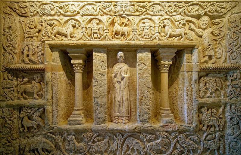 Burial chamber west wall
