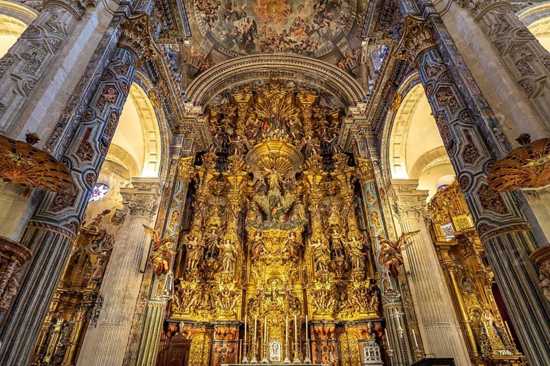 Altar of the Iglesia del Salvador Church