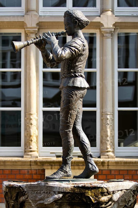 Pied Piper Fountain by Bruno Jakobus Hoffmann in Osterstrasse
