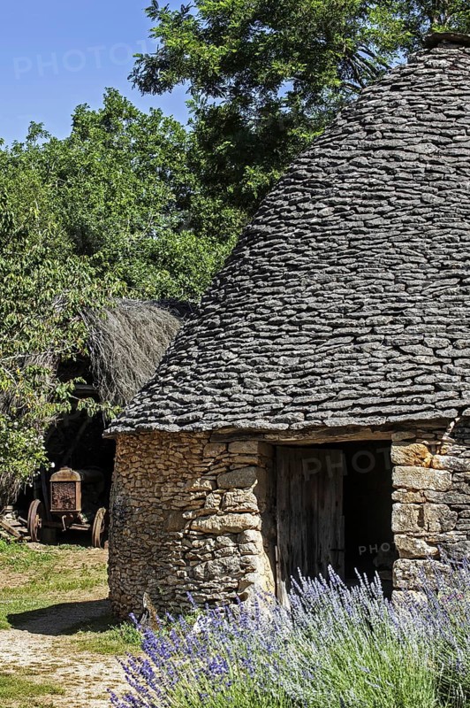 Dry stone hut and old tractor in shed at the Cabanes du Breuil