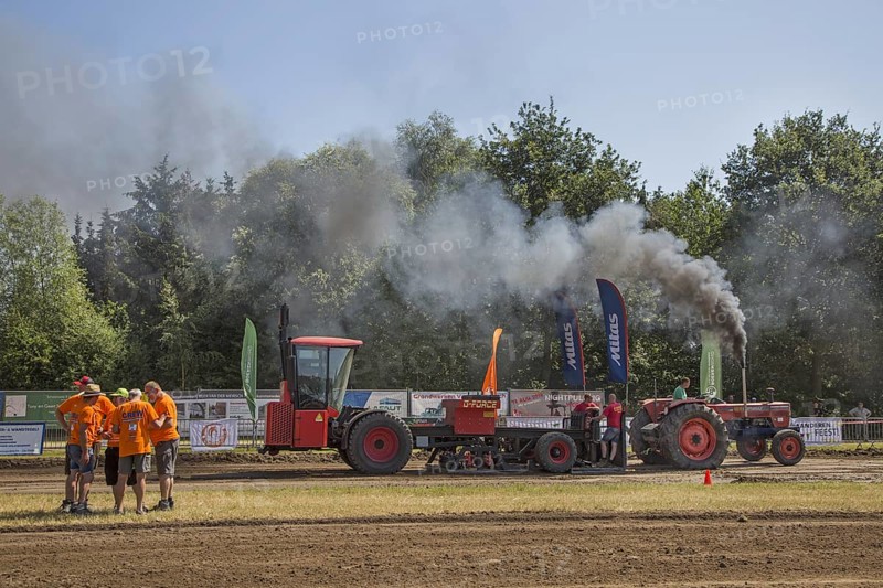 Modified diesel tractor Same Drago 100 pulling heavy sled at Trekkertrek