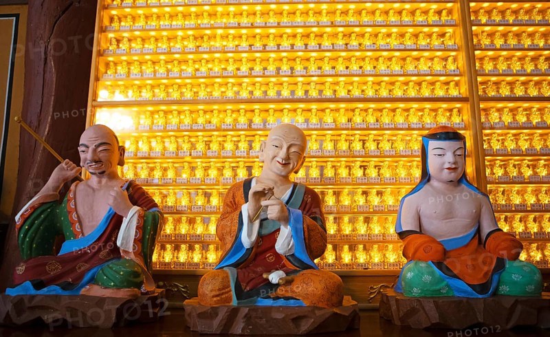 Nahan or Buddha disciple figures in the prayer hall