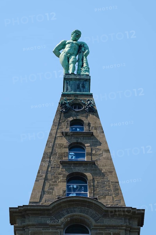 Building with Hercules statue