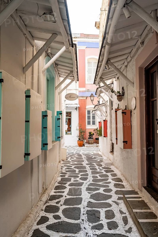 Alleys with shops in the alleys of Parikia