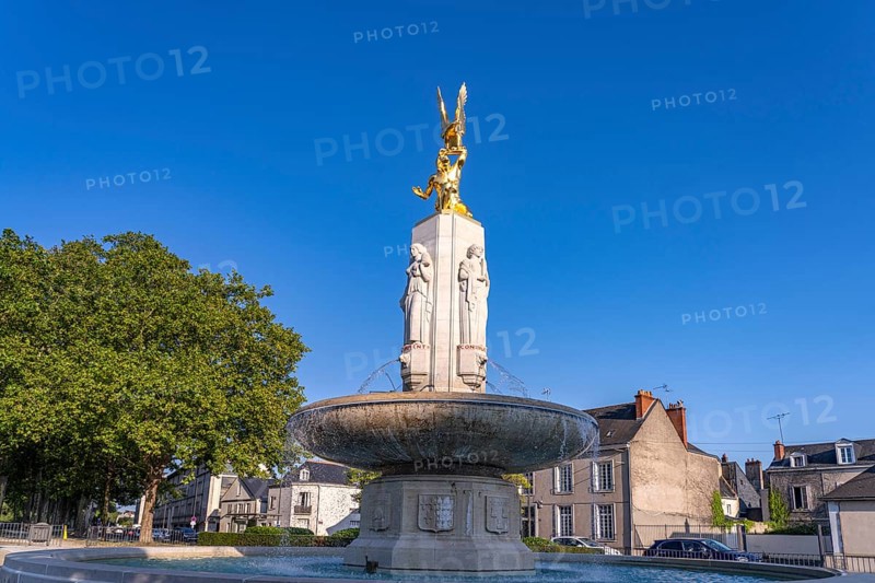 Golden Statue of a Native American with Eagle on the Tours American Monument Fountain