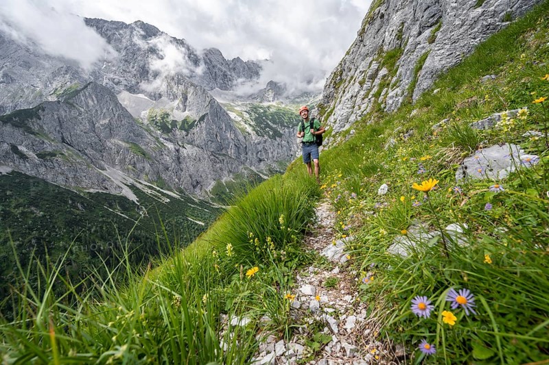 Mountaineers on the way to Waxenstein