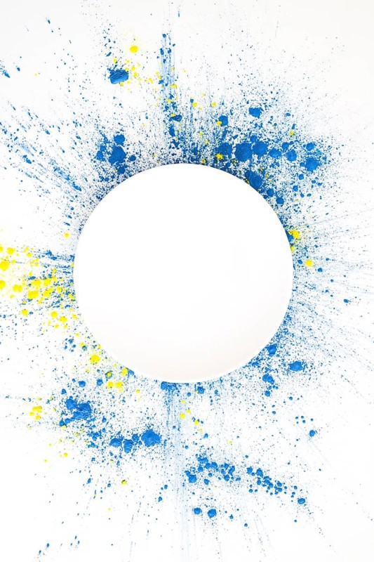 Plate table with scattered powder