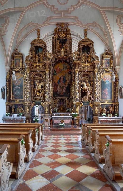 Altar in the pilgrimage church Maria Himmelfahrt in Sammarei
