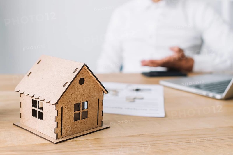 House table real estate agent