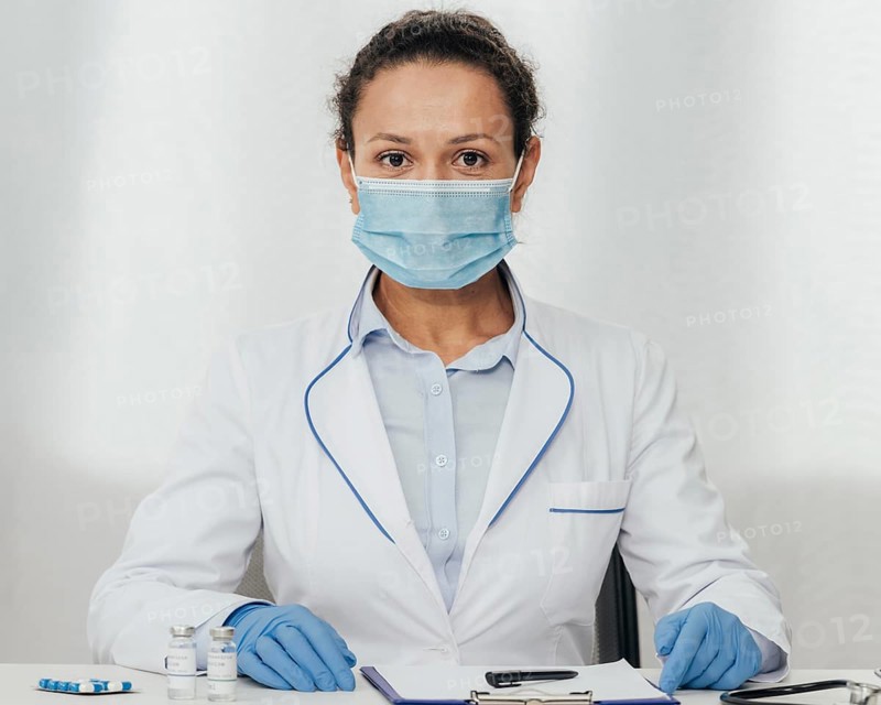Medium shot woman wearing medical mask