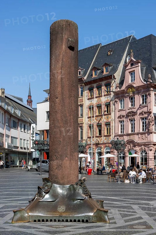 Heunensaeule at the market and in the background old buildings