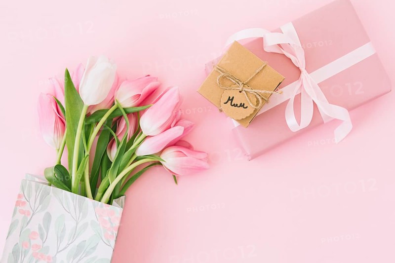 Mum inscription with tulips gift box