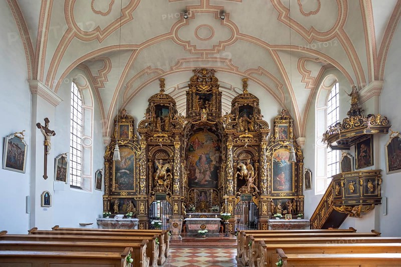 Altar in the pilgrimage church Maria Himmelfahrt in Sammarei