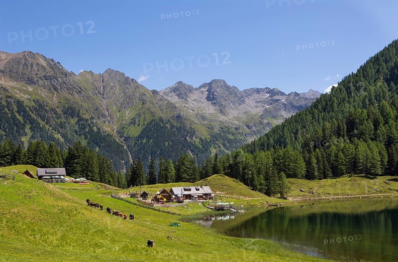 Duisitzkarsee Hut and Fahrlech Hut at Duisitzkarsee