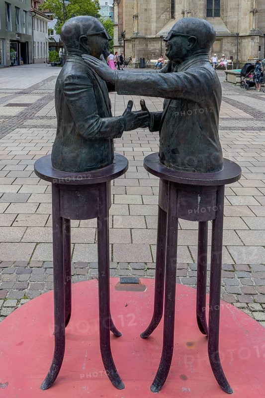 Bronze sculpture manus manum lavat