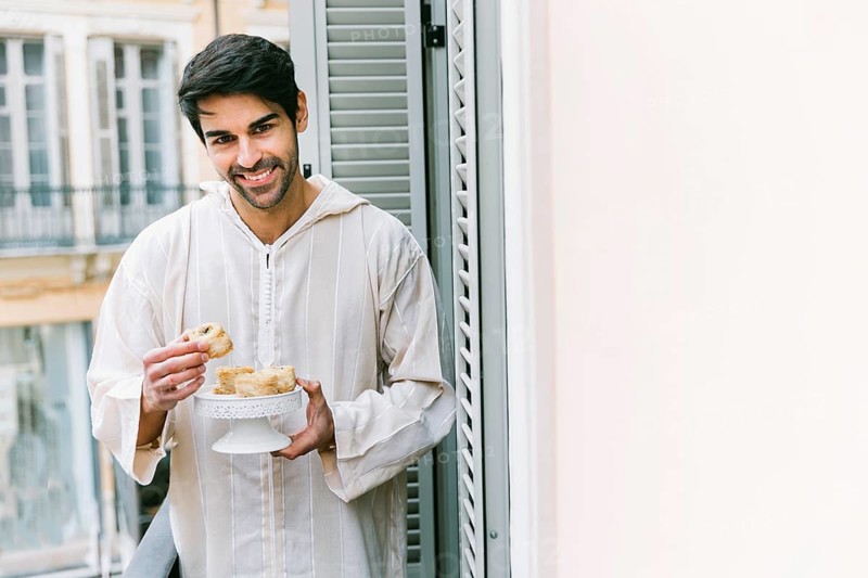 Eid al fitr concept with muslim man eating