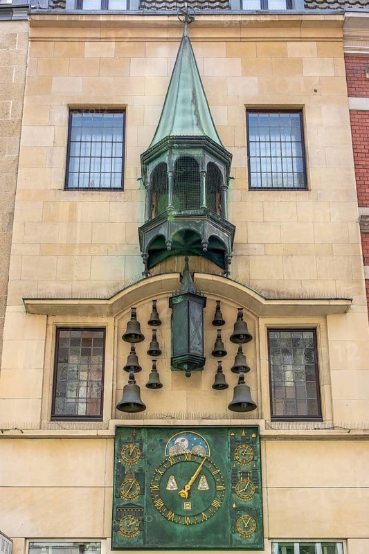 World time clock with carillon