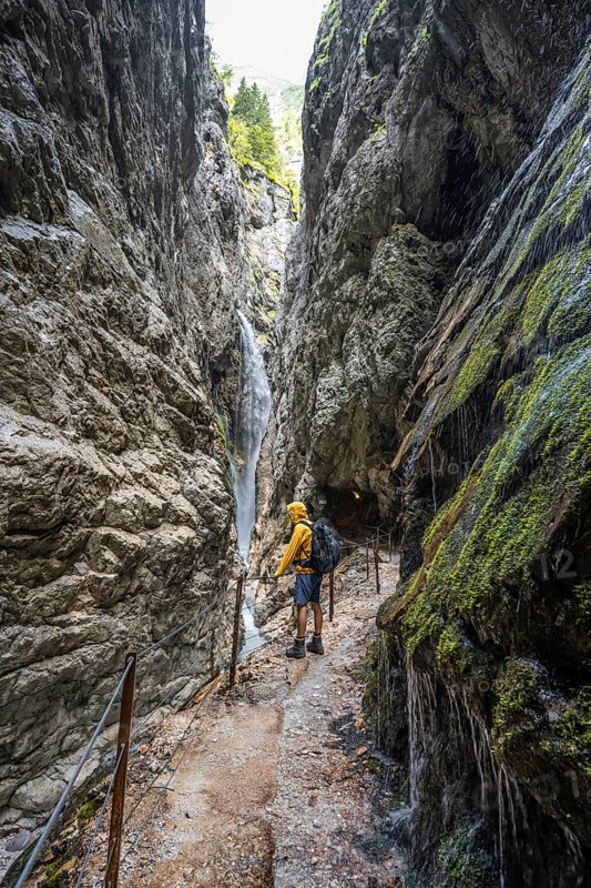 Mountaineers on their way through the Hoellentalklamm