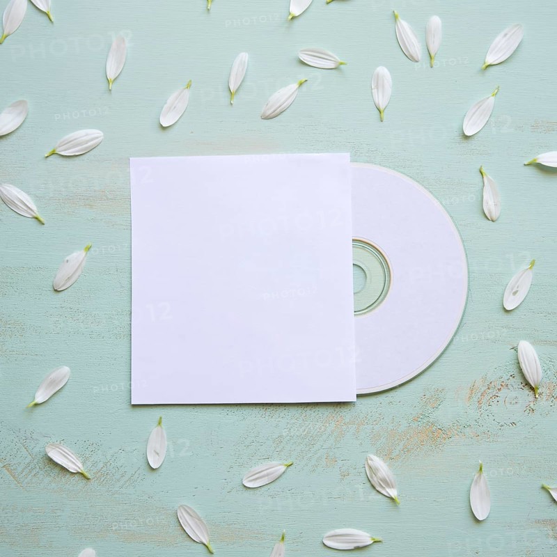 Cd mockup with white petals