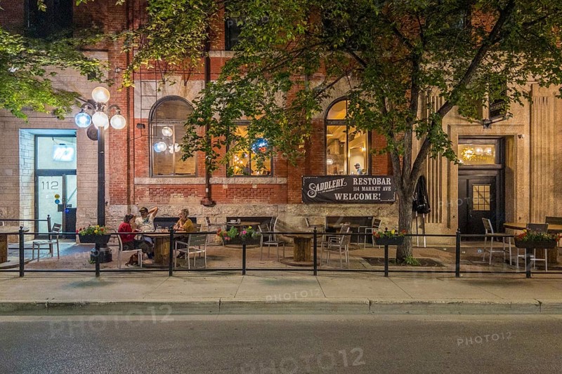 Guests in the evening in the outdoor area of the Saddlery Restobar