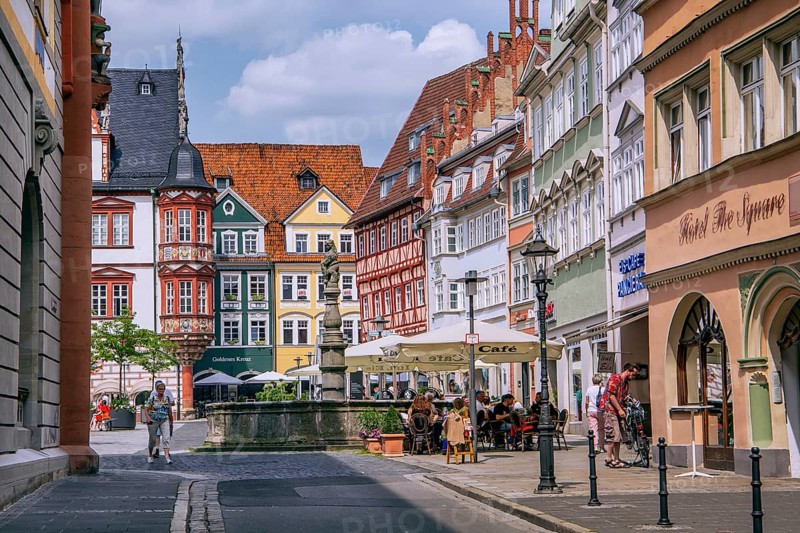 Ketschengasse with old town houses and Spenglerbrunnen on the market square with Prince Albert monument and town house in the old town