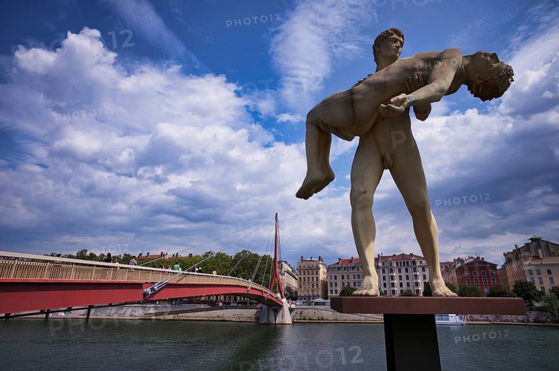 Statue THE WEIGHT OF ONESELF on the banks of the Saone