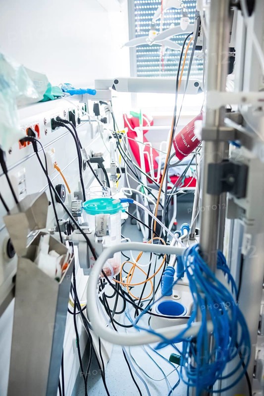 Supply hoses and cables in an intensive care unit
