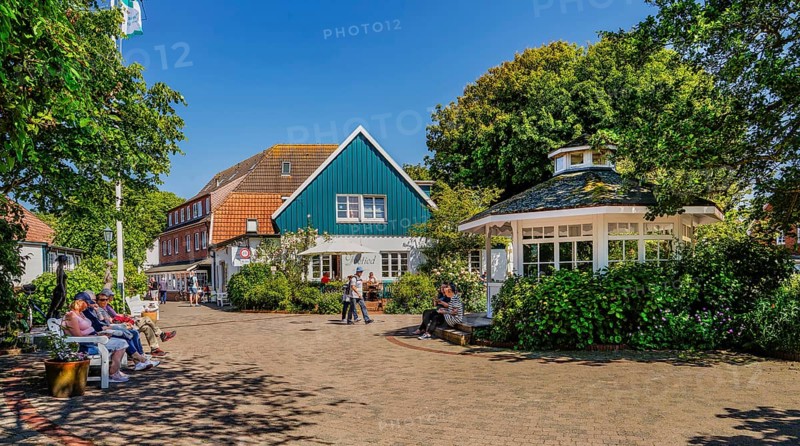Dorfstrasse Westerloog with pavilion at the town hall