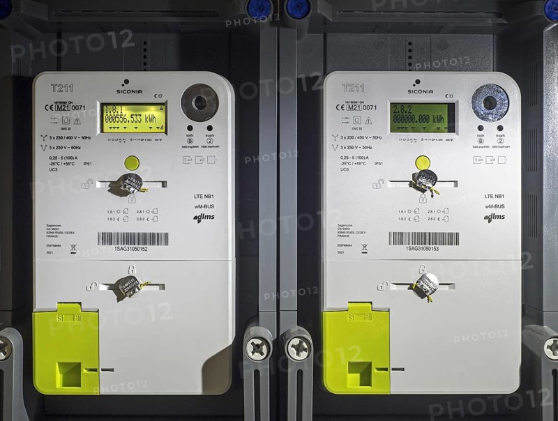 Two Fluvius Siconia T211 3-phase smart meters in flat