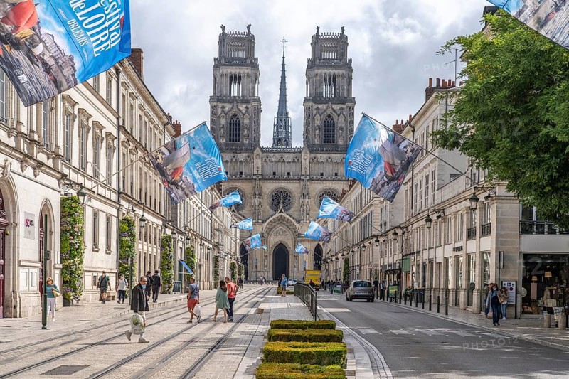 Rue Jeanne d'Arc boulevard and the cathedral in Orleans