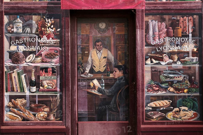 Fresco La Fresque des Lyonnais depicts famous inhabitants of the city