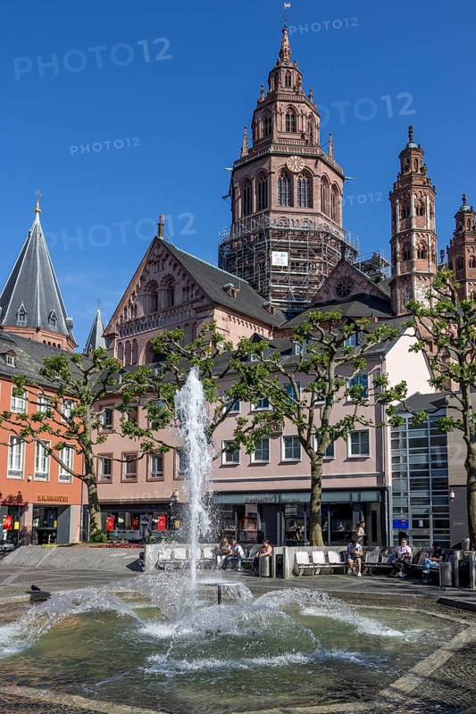 Hoefchenbrunnen and in the background Mainzer Dom St Martin