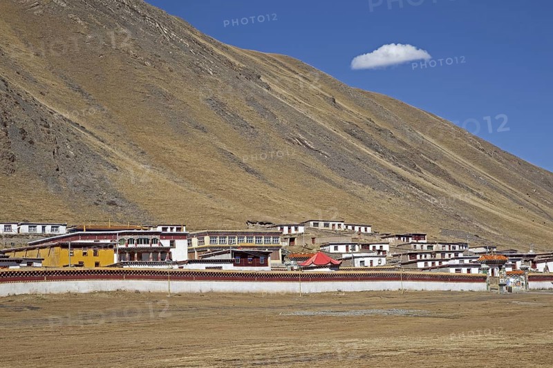 Tibetan monastery Sershu Dzong in the village Sershu