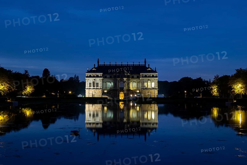 Large garden with palace and palace pond