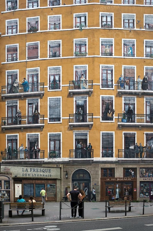Fresco La Fresque des Lyonnais depicts famous inhabitants of the city